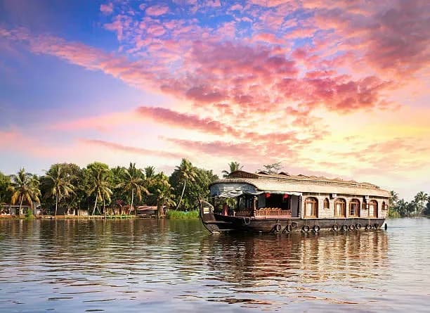 Best Kerala Tour Package – 8 Days 7 Nights with Munnar, Thekkady, Houseboat & Kovalam